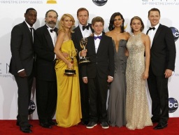 Parte del elenco de "Homeland" que se llevó el premio a mejor serie dramática